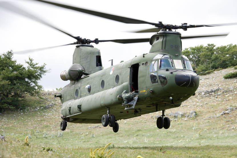 Lees meer over het artikel Helikopters van de Koninklijke Luchtmacht tanken bij op vliegbasis Volkel.