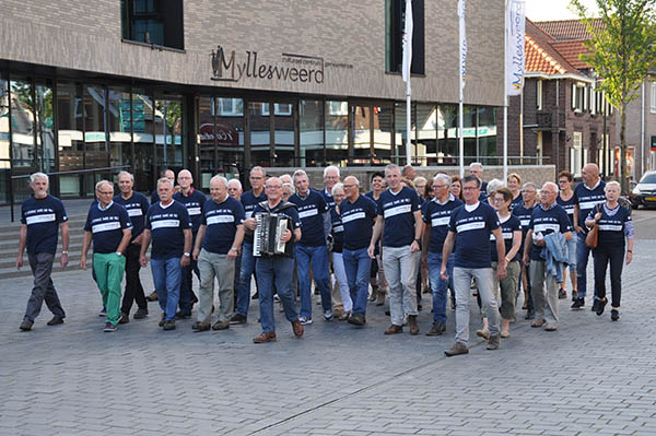 Lees meer over het artikel Opnieuw shirts voor deelnemers Vierdaagse uit Mill, Langenboom, Sint Hubert en Wilbertoord