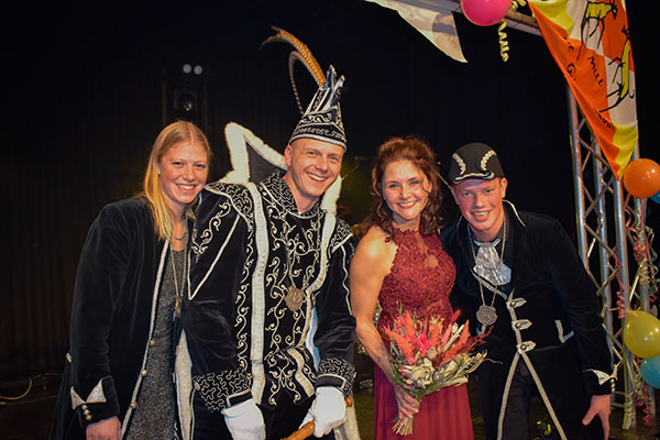 Lees meer over het artikel Prins Bas en prinses Suus regeren met jongkers Susan en Jop over ’t Germelaand